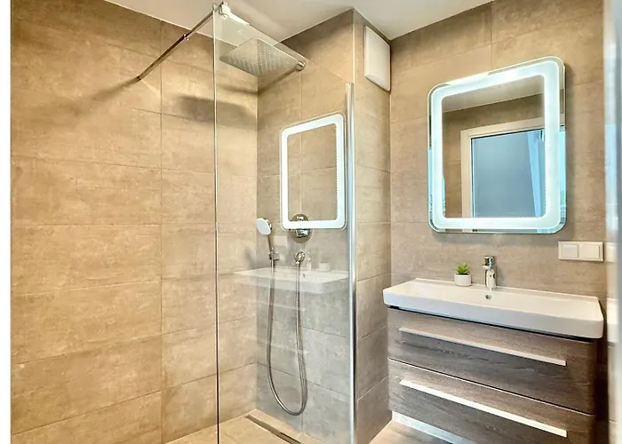 Penthouse Mit Parkplatz Und Balkon Апартаменти